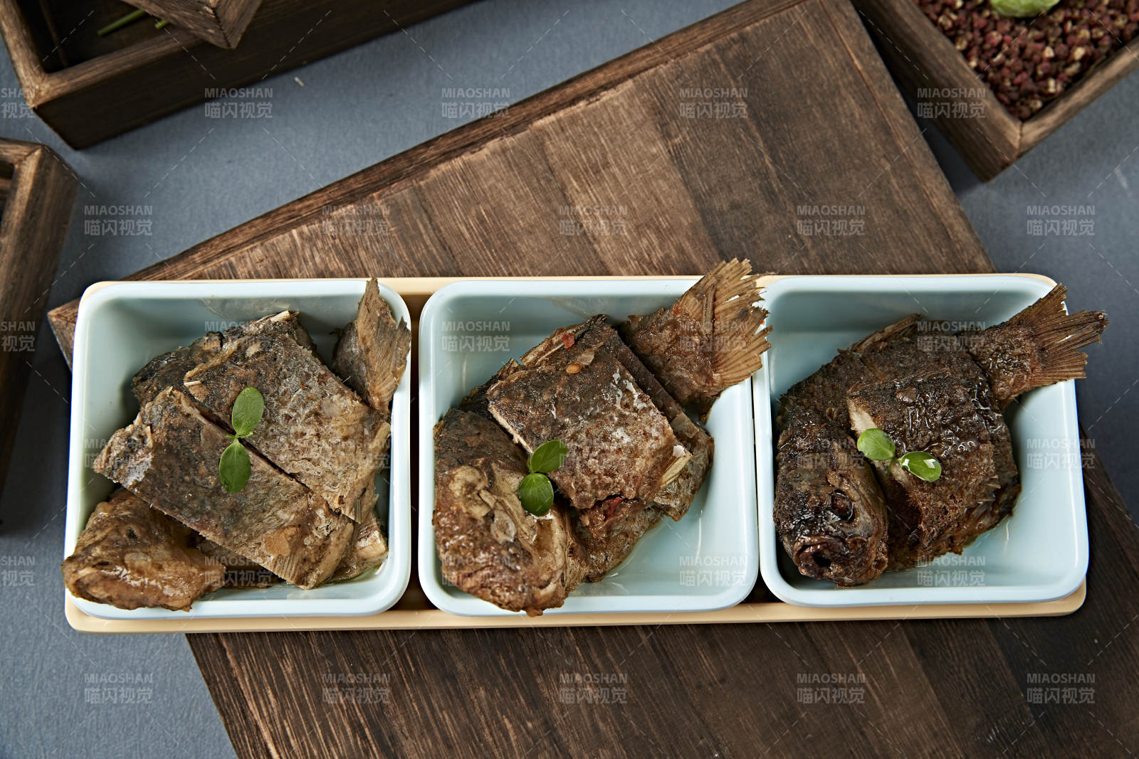 精美凉菜香酥野生高背鲫鱼