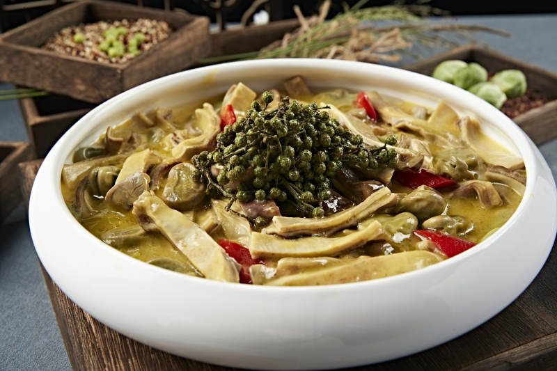 椒麻藤椒蚕豆炖猪肚条