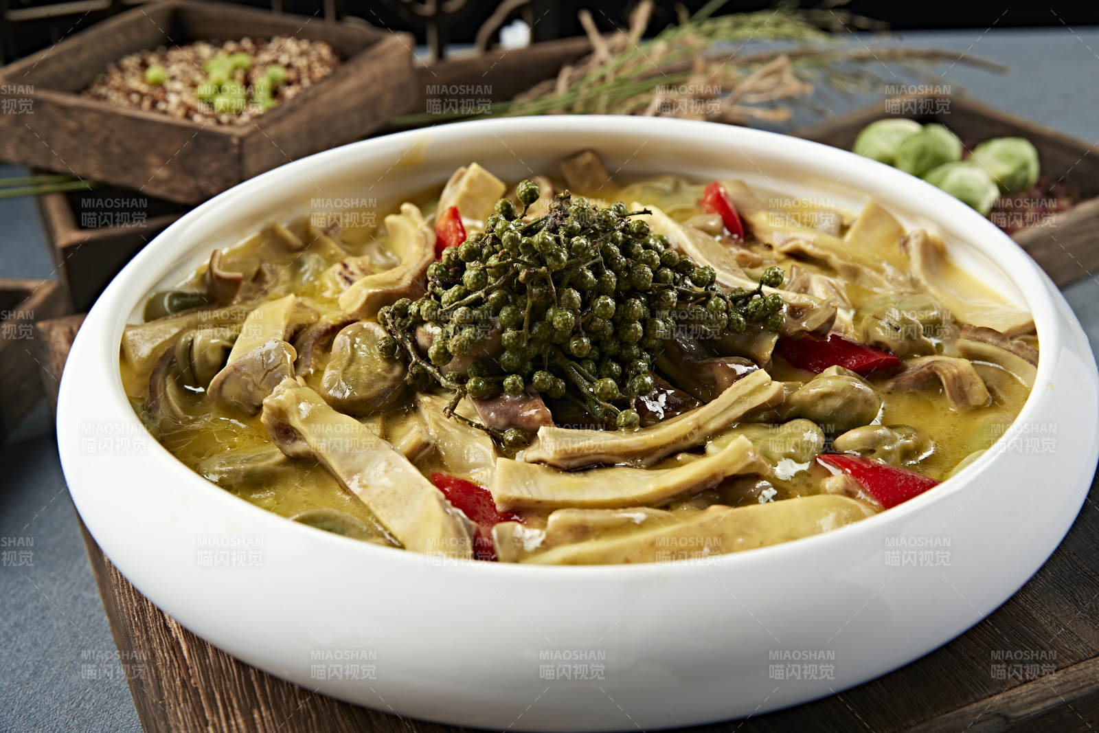 椒麻藤椒蚕豆炖猪肚条