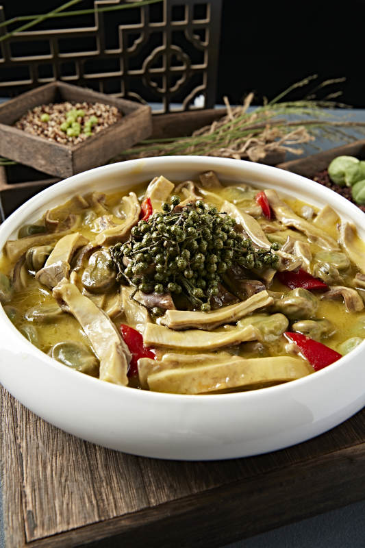 椒麻藤椒蚕豆炖猪肚条