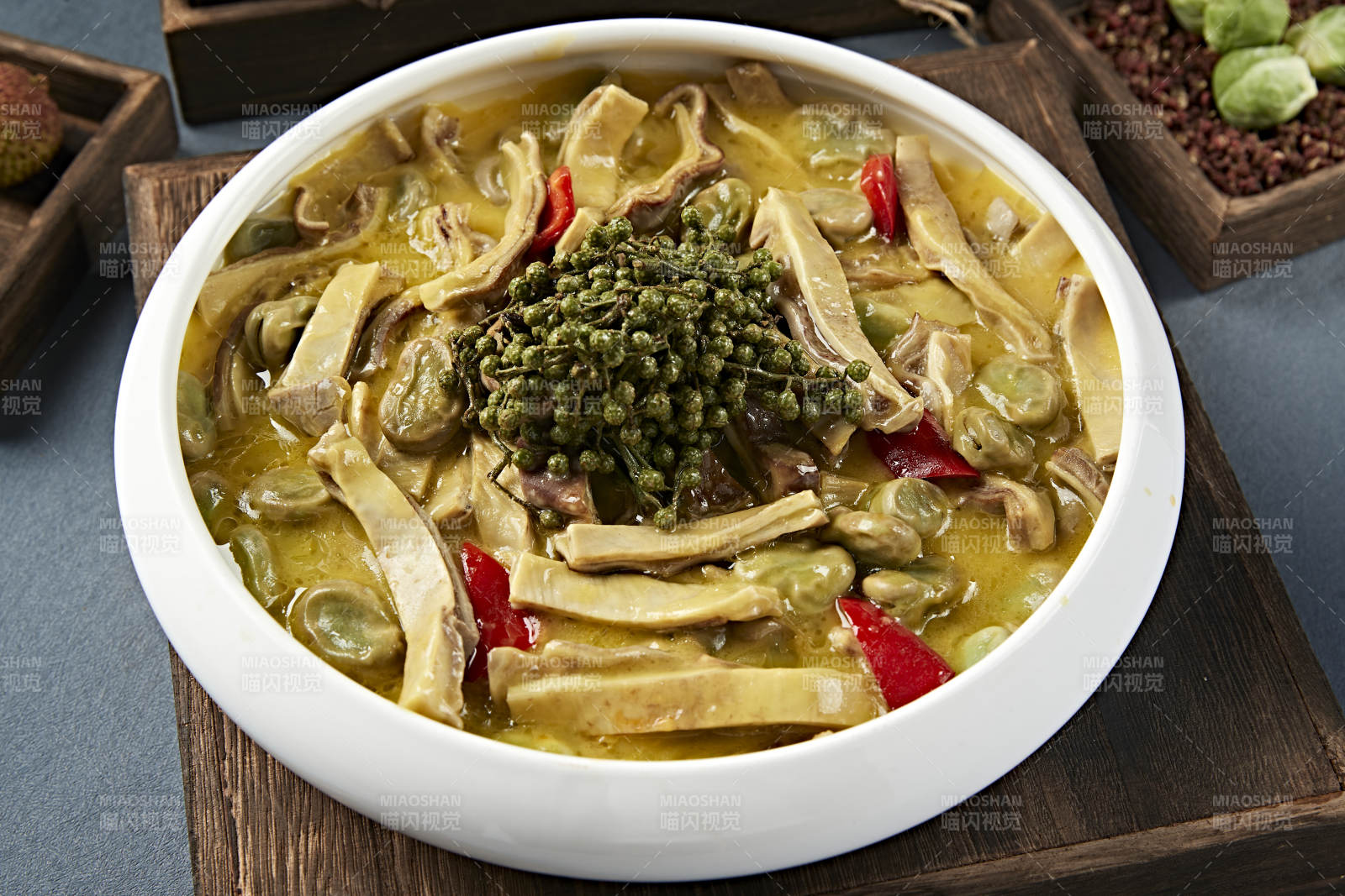 椒麻藤椒蚕豆炖猪肚条