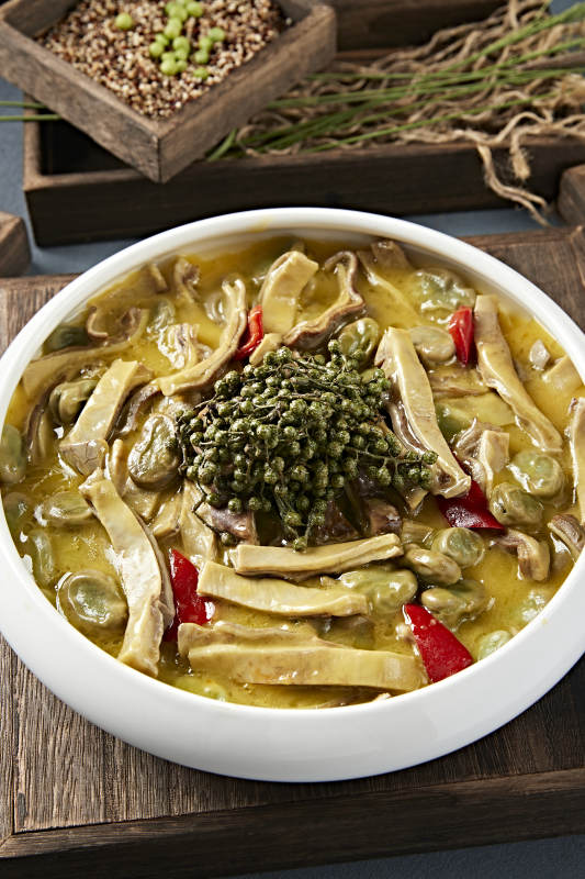 椒麻藤椒蚕豆炖猪肚条