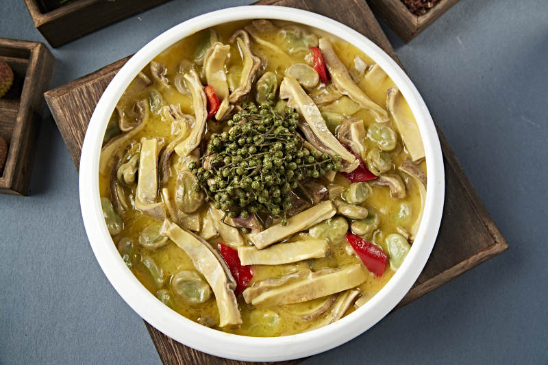 椒麻藤椒蚕豆炖猪肚条