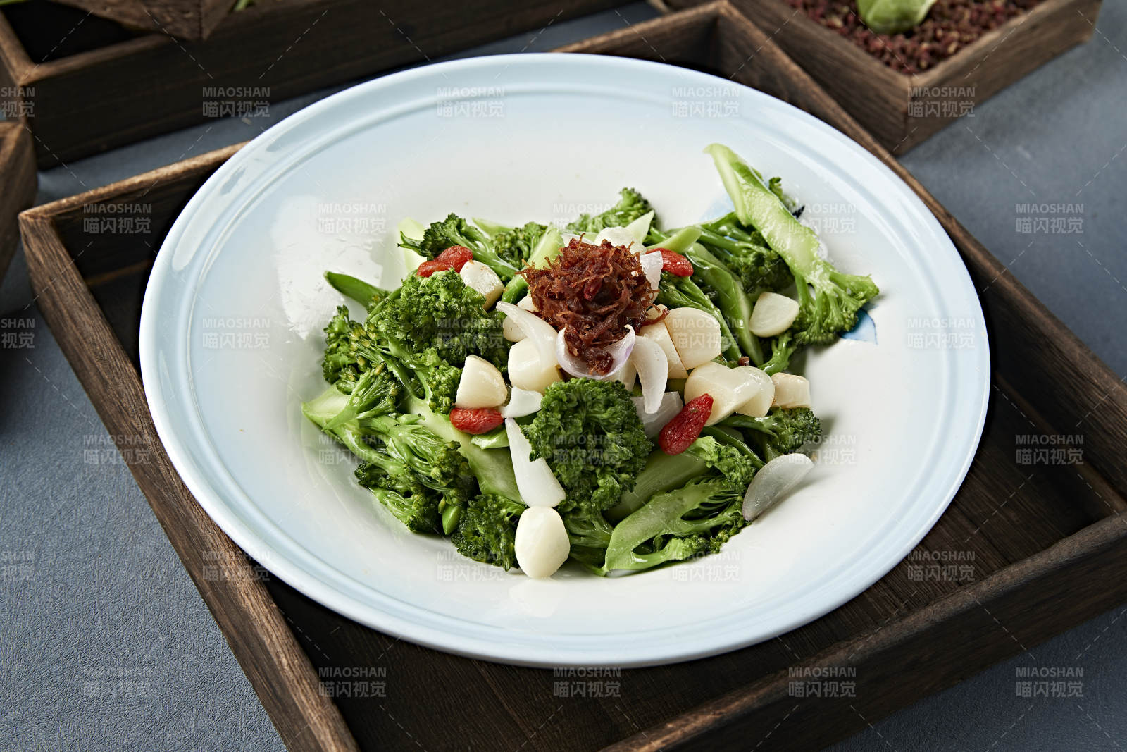 白灼枸杞蒜子百合西蓝花-摄影图