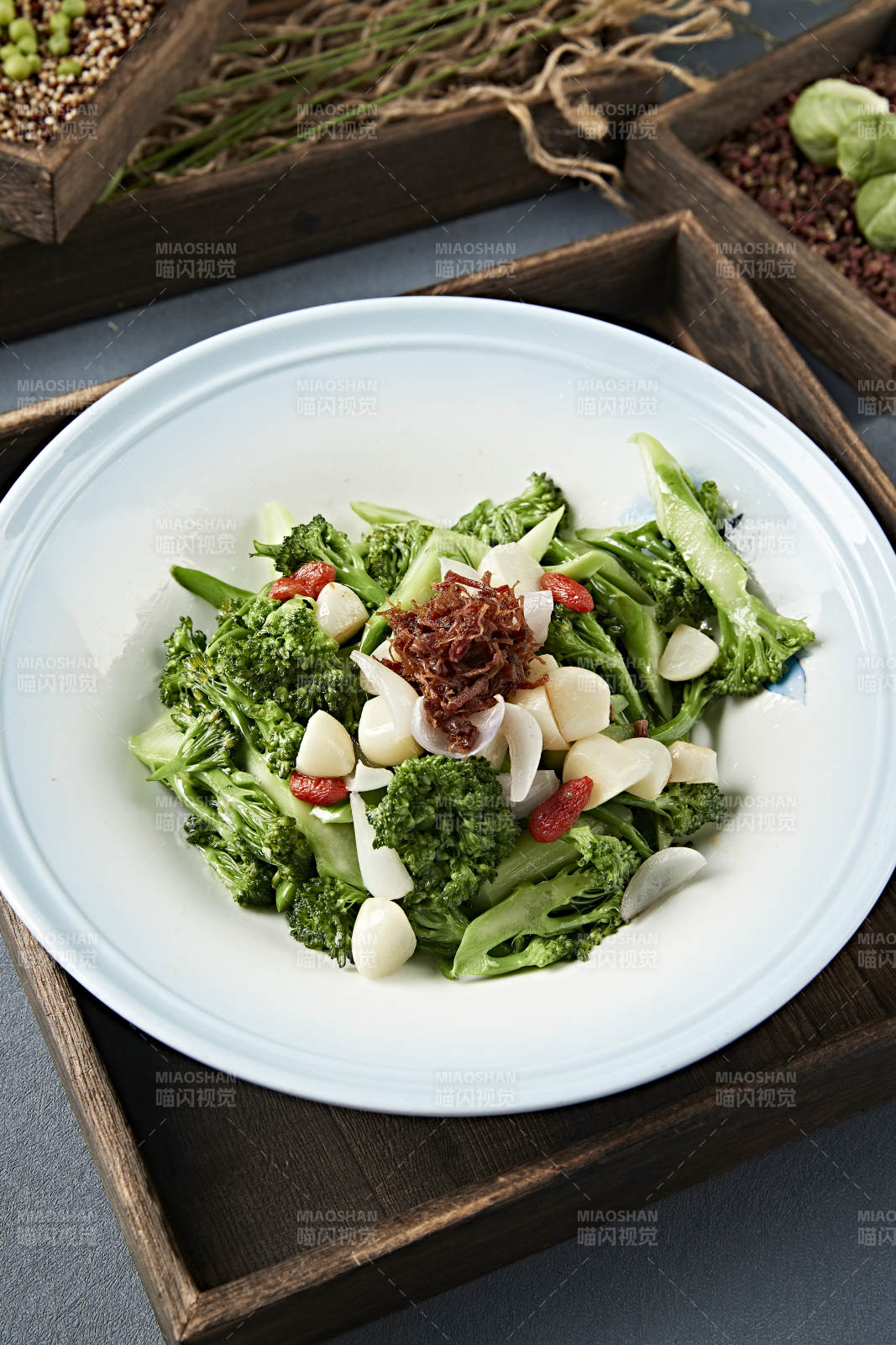 白灼枸杞蒜子百合西蓝花-摄影图