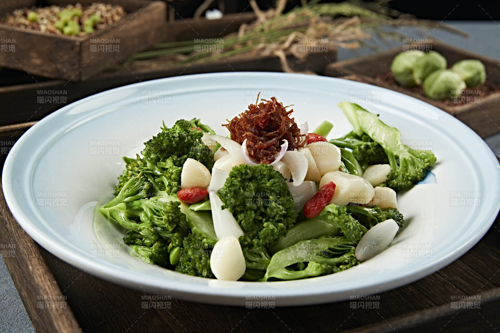 白灼枸杞蒜子百合西蓝花-摄影图