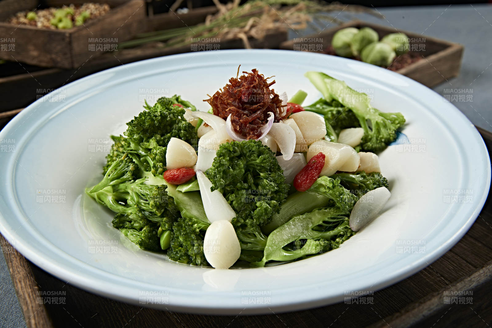 白灼枸杞蒜子百合西蓝花-摄影图