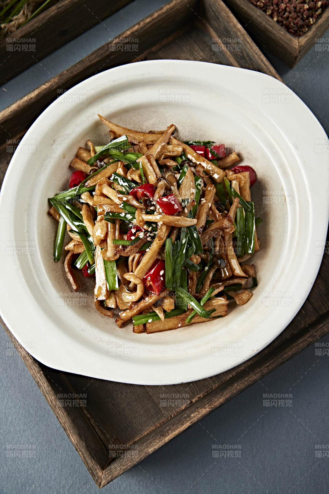 韭菜辣椒酱爆杂菌图片