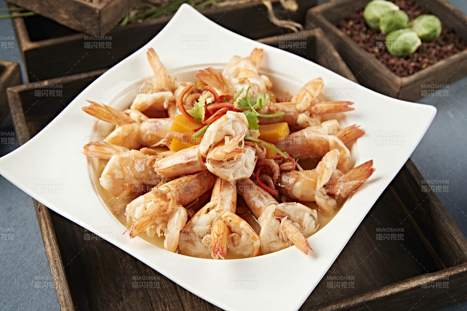 清汤金瓜炖煮开背大虾-摄影图