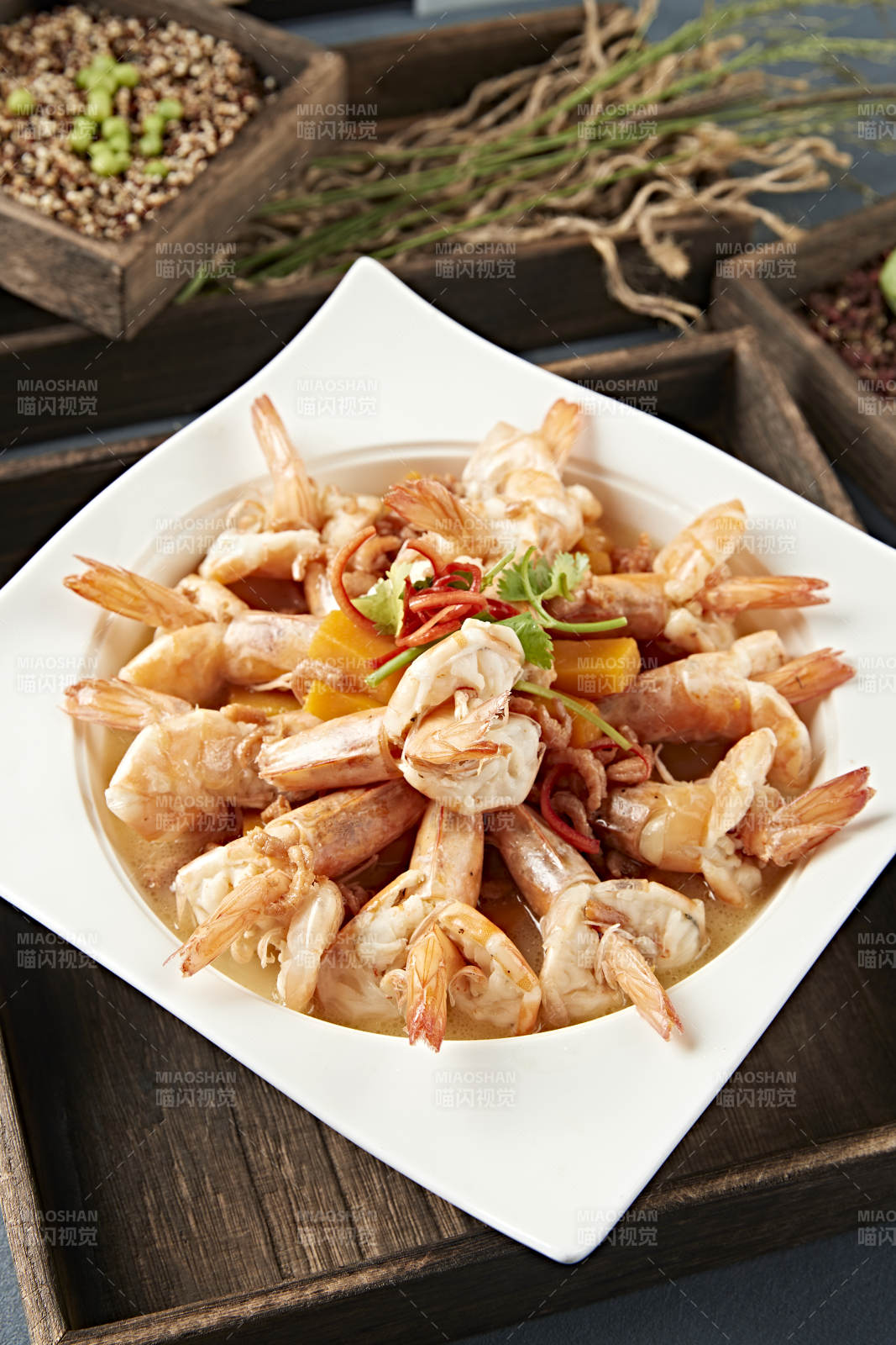 清汤金瓜炖煮开背大虾-摄影图