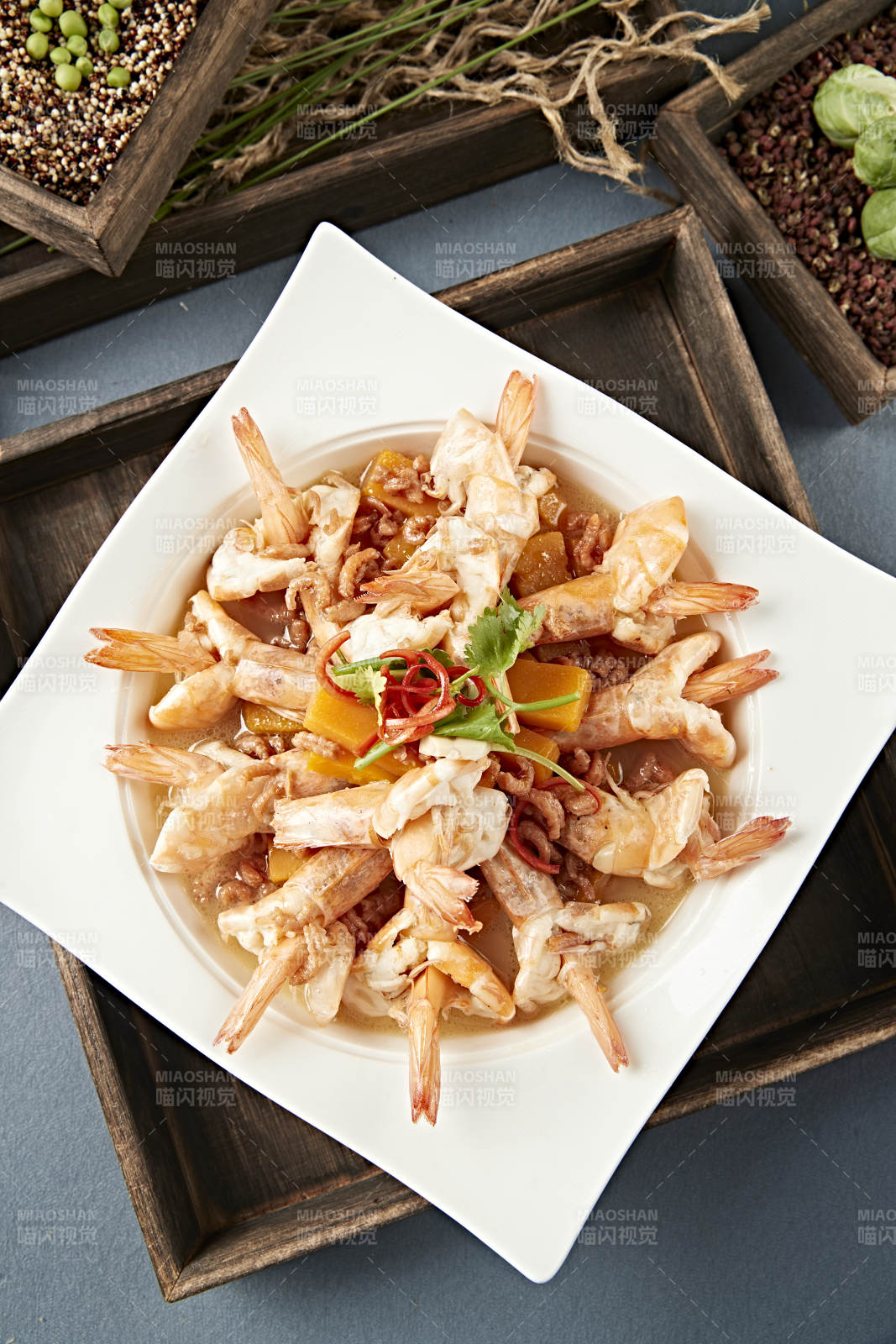 清汤金瓜炖煮开背大虾-摄影图