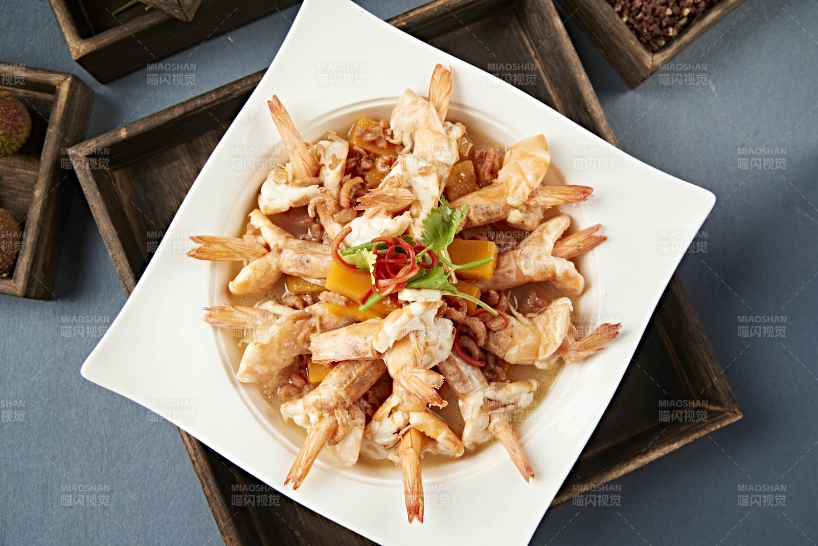 清汤金瓜炖煮开背大虾-摄影图