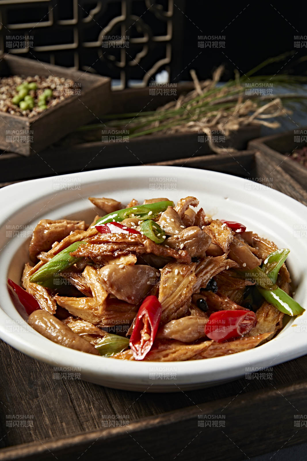 杭椒蒜苗腐竹酱爆肥肠