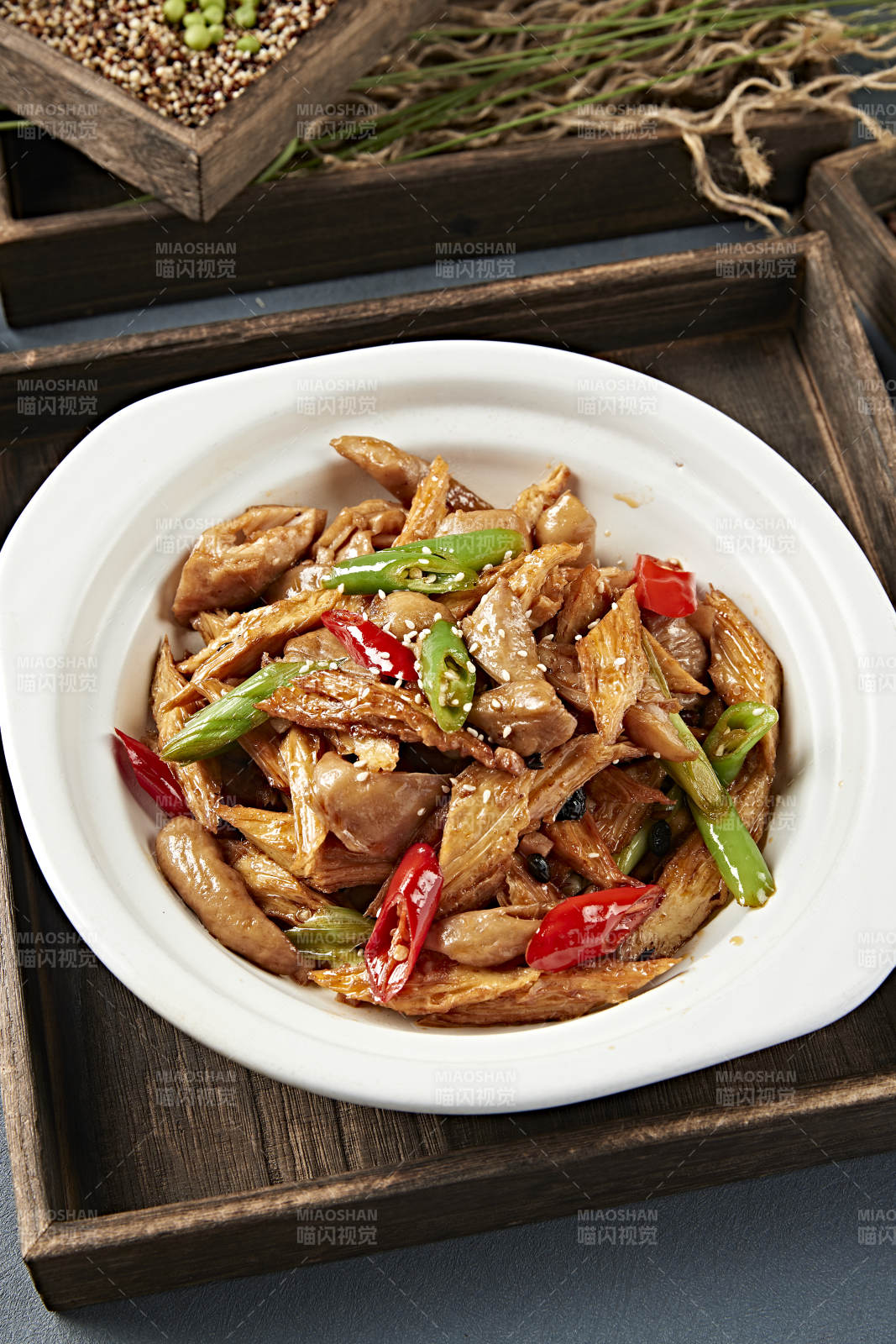 杭椒蒜苗腐竹酱爆肥肠