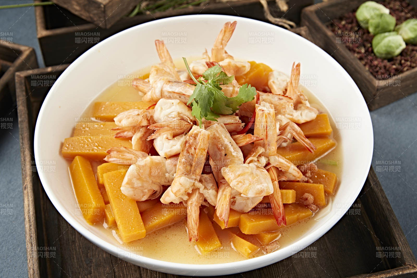 清汤金瓜炖煮开背大虾-摄影图