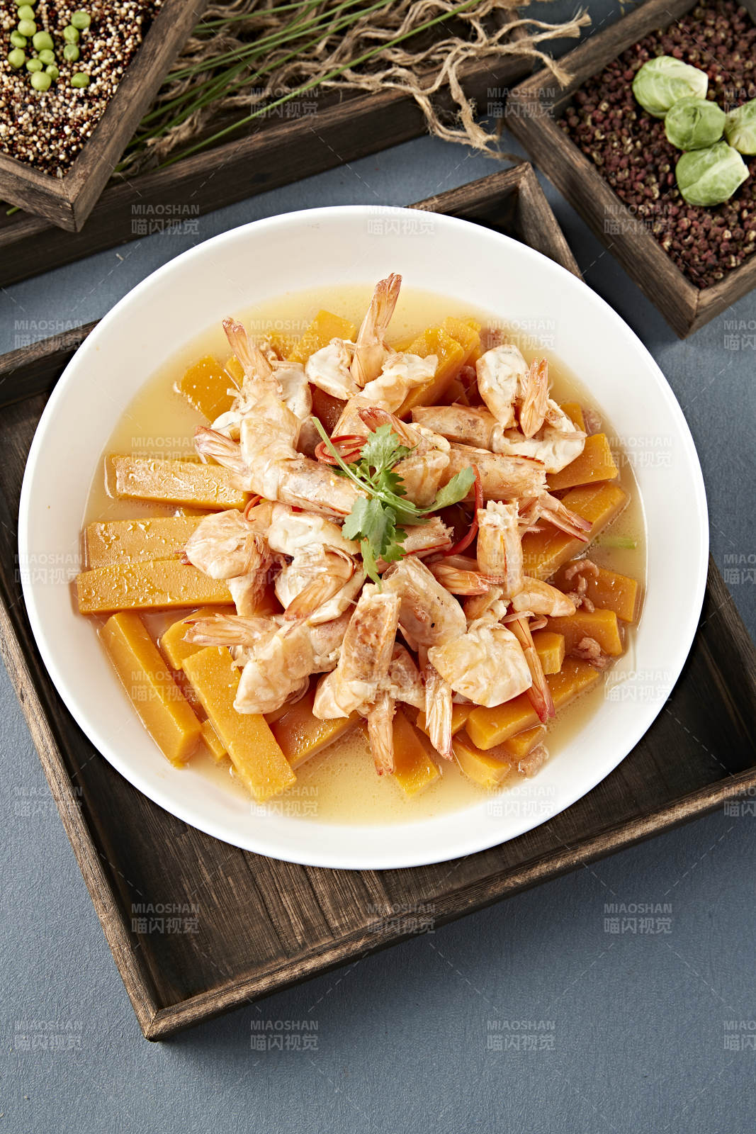 清汤金瓜炖煮开背大虾-摄影图