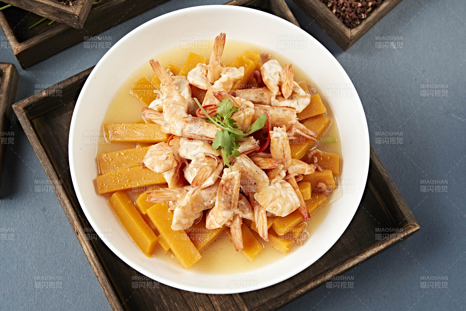 清汤金瓜炖煮开背大虾-摄影图