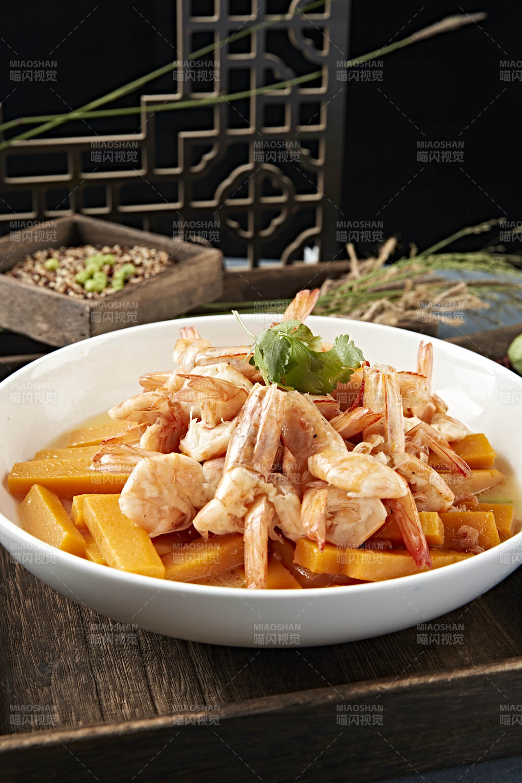 清汤金瓜炖煮开背大虾-摄影图