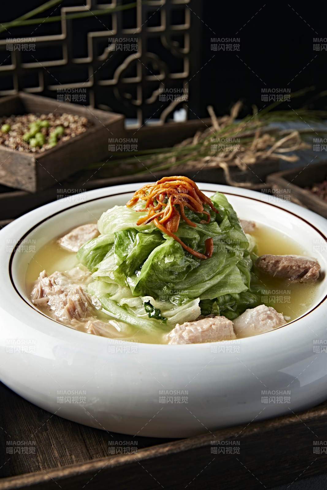 上汤生菜虫草花炖罐头猪肘肉