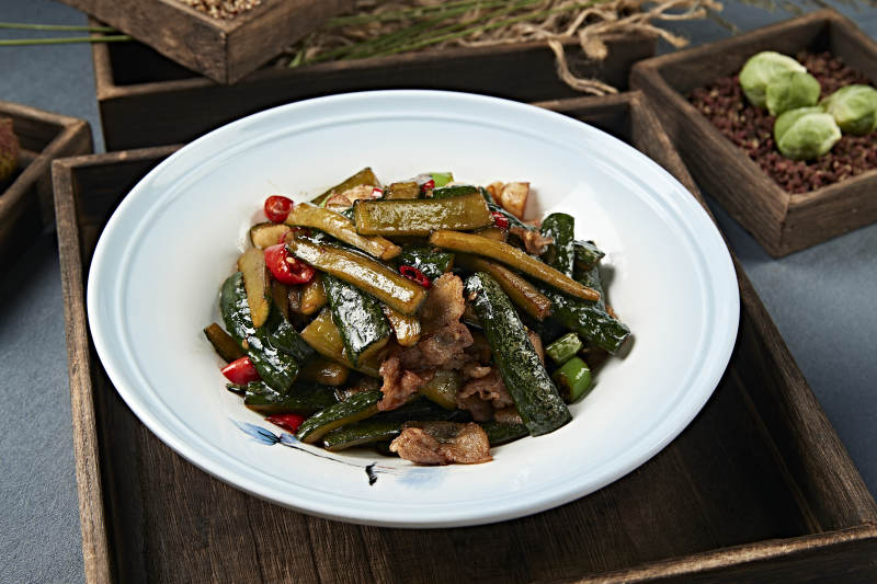 蒜子米椒黄瓜条小炒五花肉