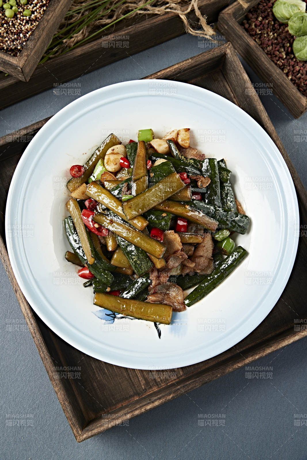 蒜子米椒黄瓜条小炒五花肉