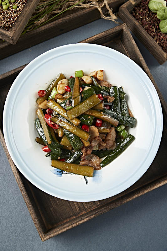 蒜子米椒黄瓜条小炒五花肉