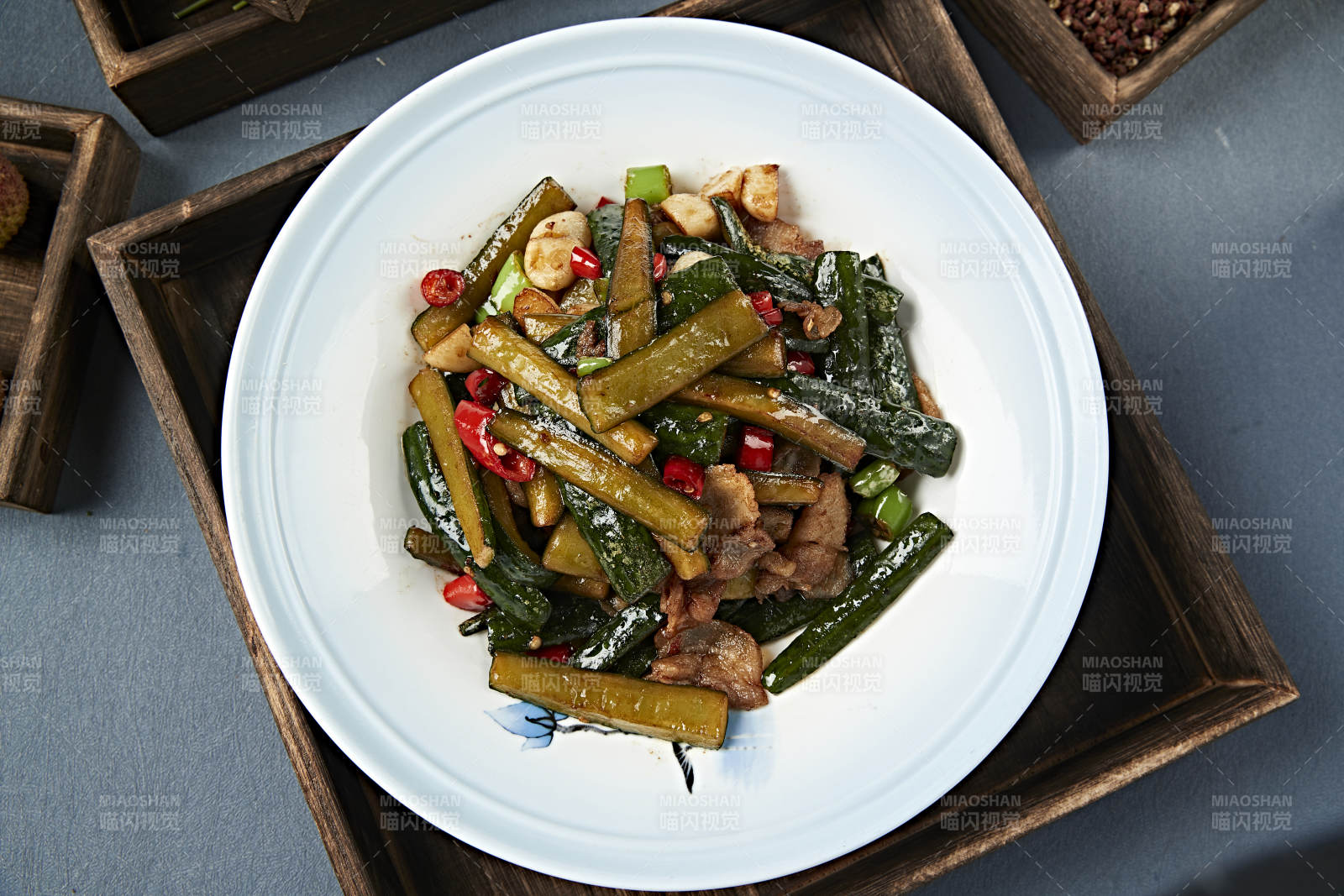 蒜子米椒黄瓜条小炒五花肉