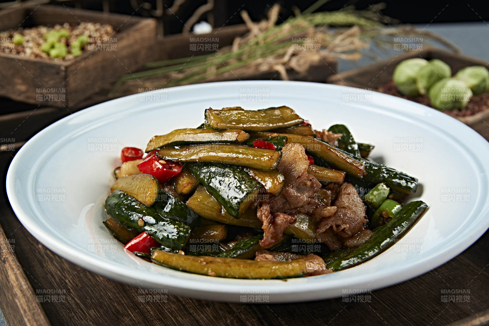 蒜子米椒黄瓜条小炒五花肉