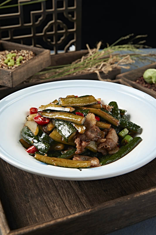 蒜子米椒黄瓜条小炒五花肉