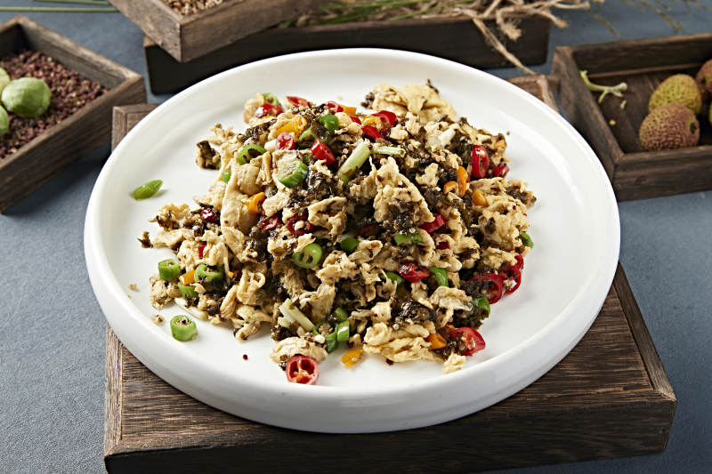 米椒蒜薹地皮菜炒柴鸡蛋