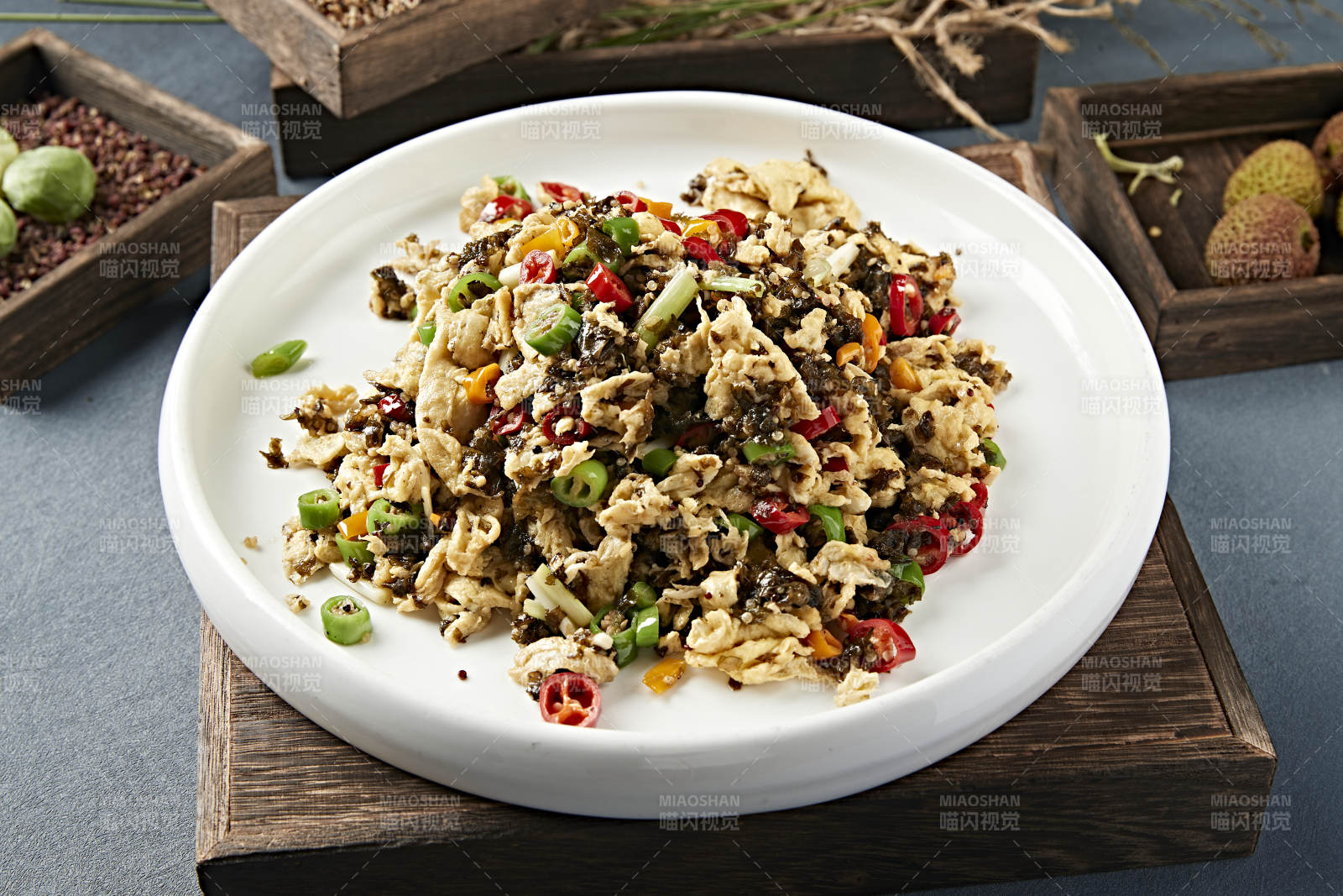 米椒蒜薹地皮菜炒柴鸡蛋