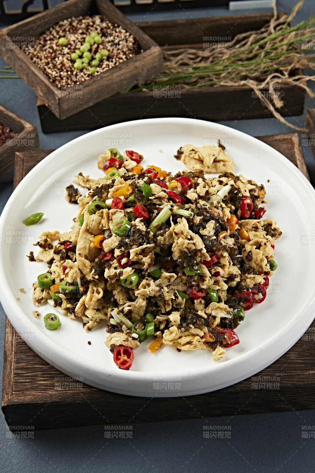 米椒蒜薹地皮菜炒柴鸡蛋