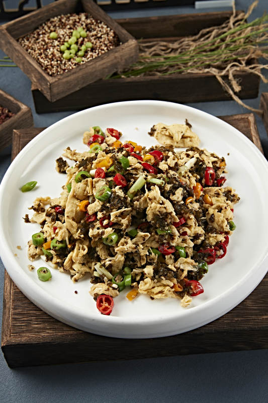 米椒蒜薹地皮菜炒柴鸡蛋