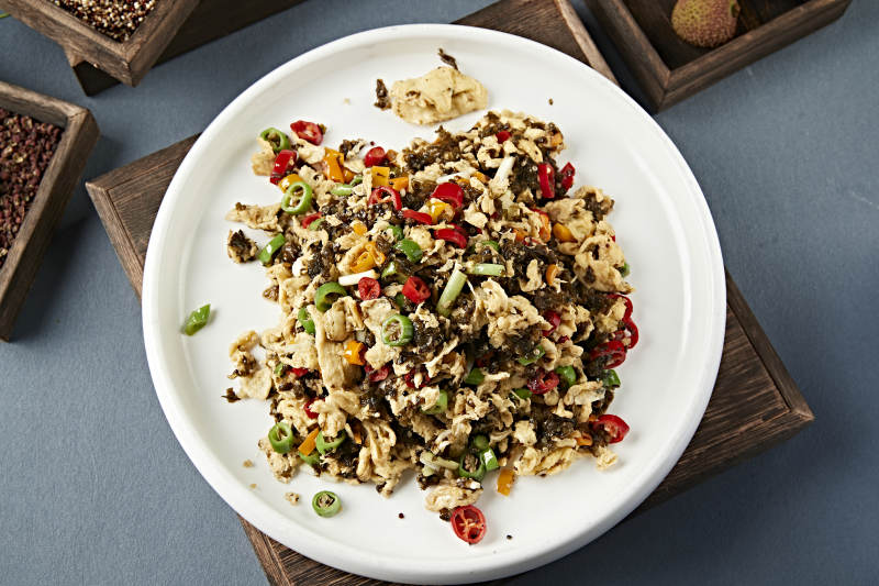 米椒蒜薹地皮菜炒柴鸡蛋