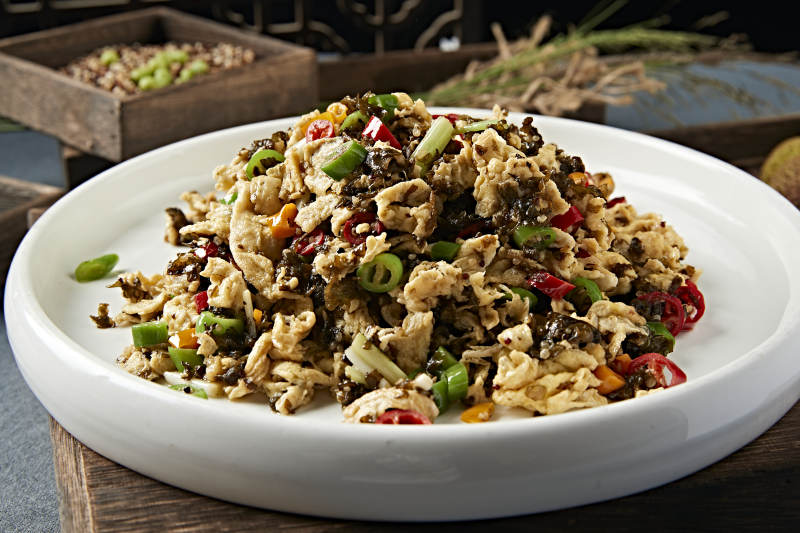 米椒蒜薹地皮菜炒柴鸡蛋