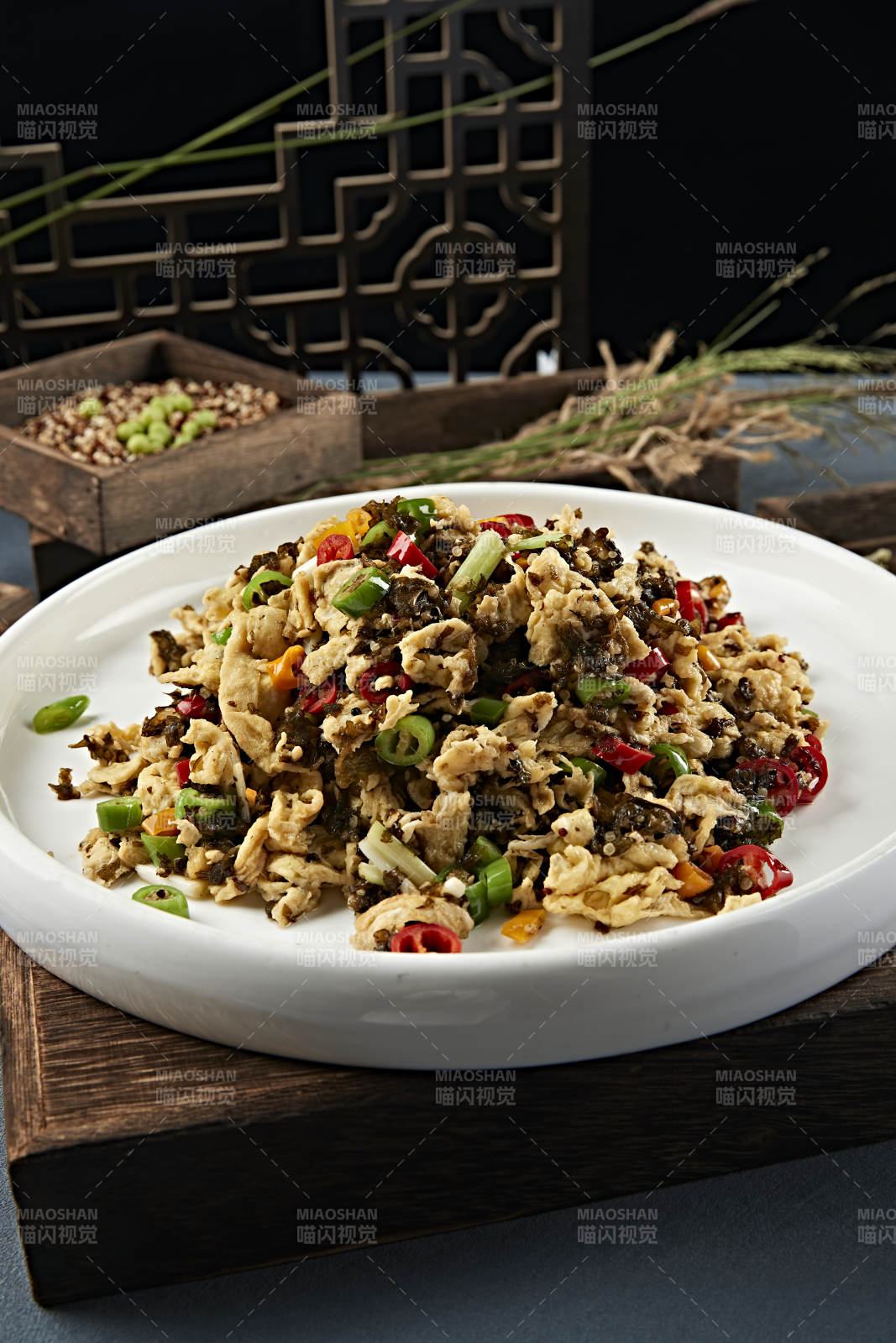 米椒蒜薹地皮菜炒柴鸡蛋