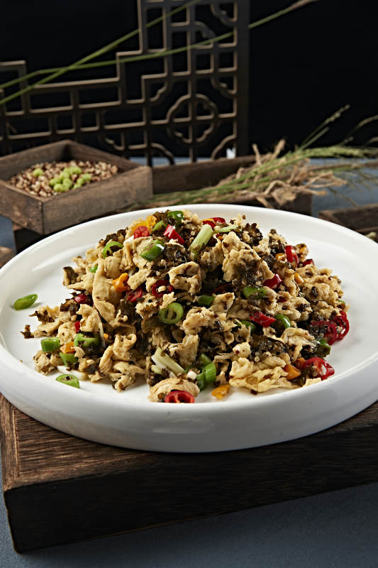 米椒蒜薹地皮菜炒柴鸡蛋