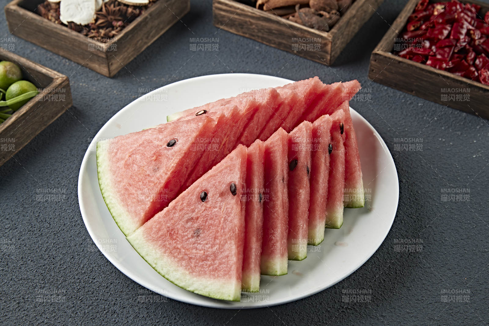 一盤切好的美味西瓜
