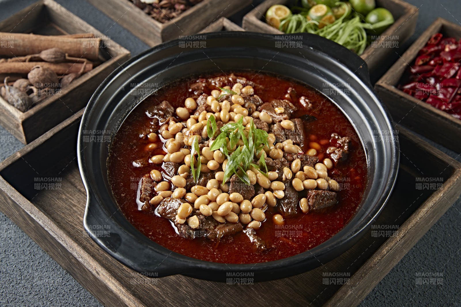 红油砂锅黄豆烧牛腩-摄影图