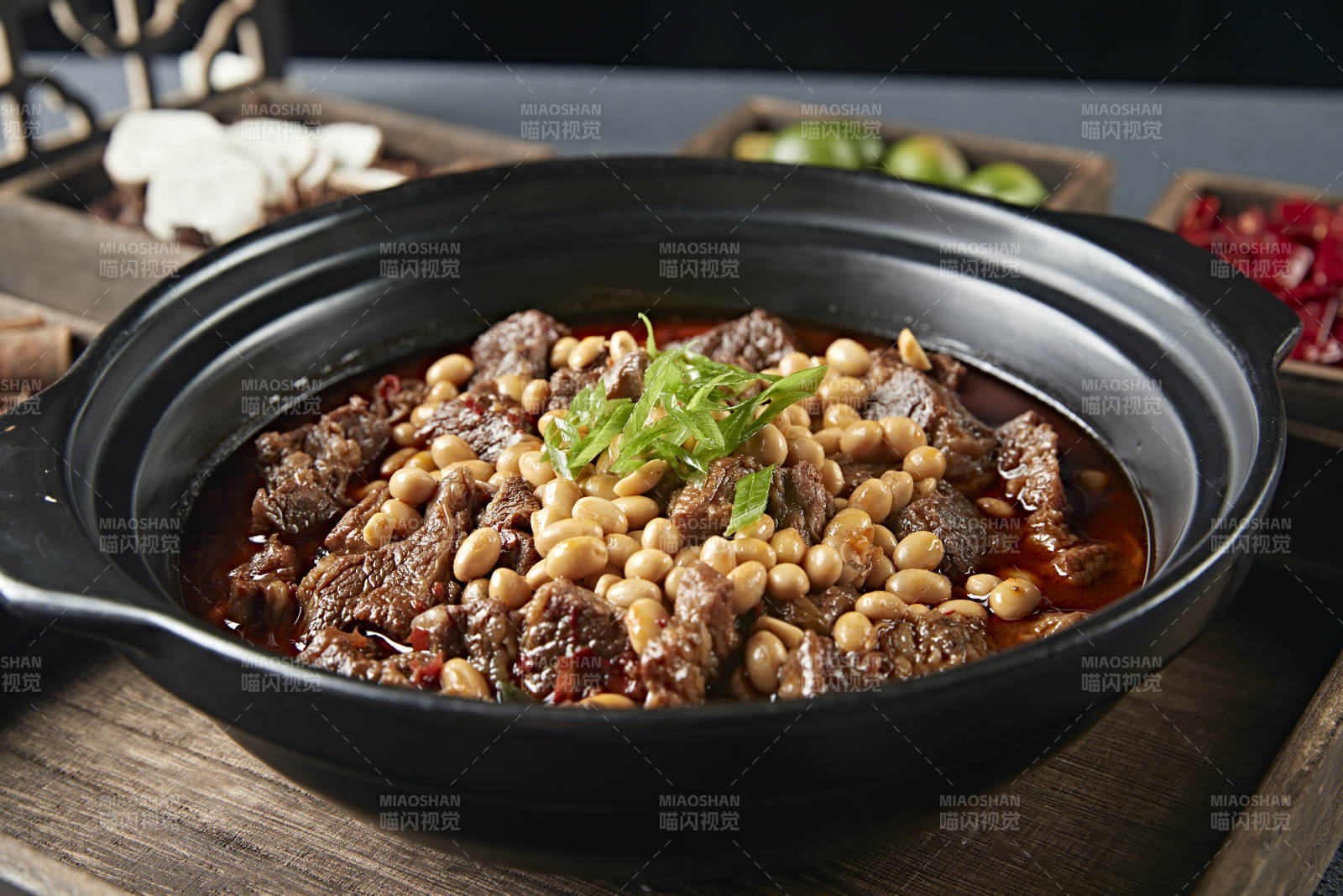 红油砂锅黄豆烧牛腩-摄影图