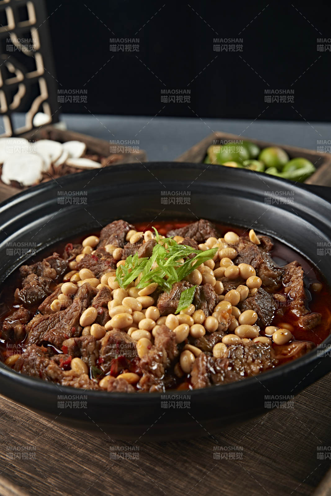 红油砂锅黄豆烧牛腩-摄影图