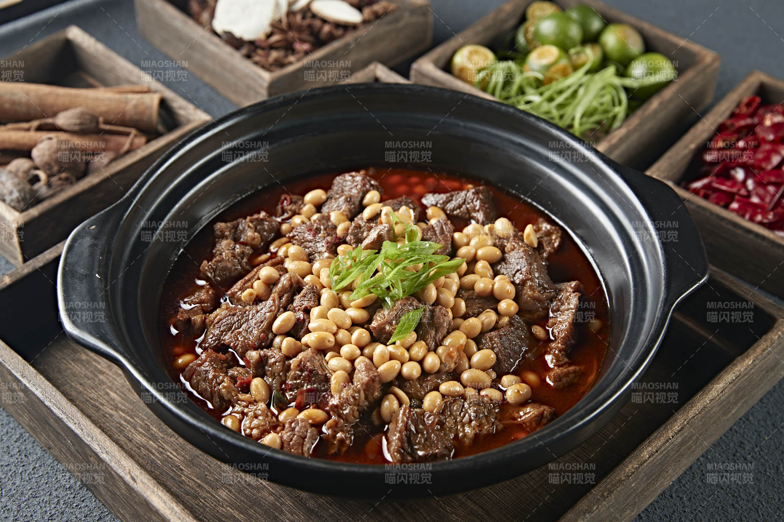 红油砂锅黄豆烧牛腩-摄影图