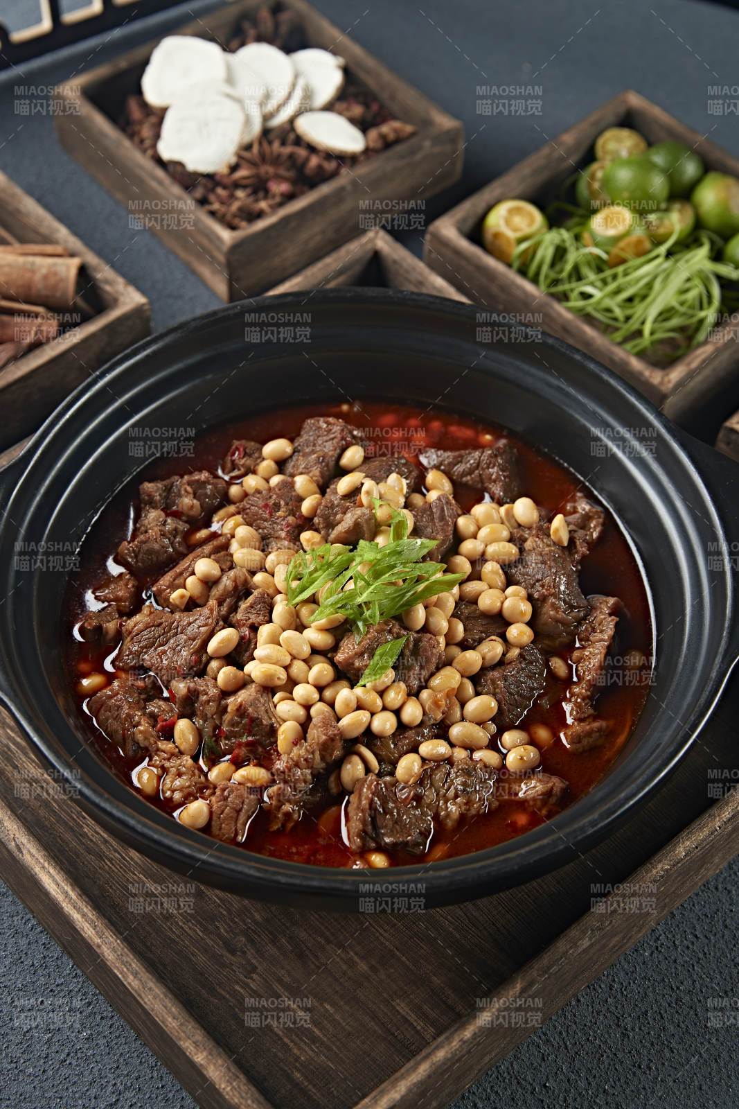 红油砂锅黄豆烧牛腩-摄影图