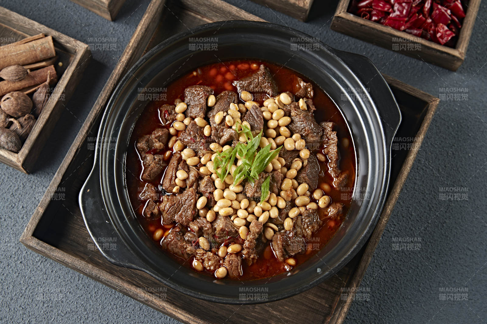 红油砂锅黄豆烧牛腩-摄影图