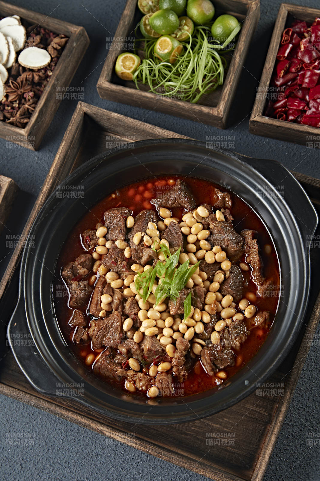 红油砂锅黄豆烧牛腩-摄影图