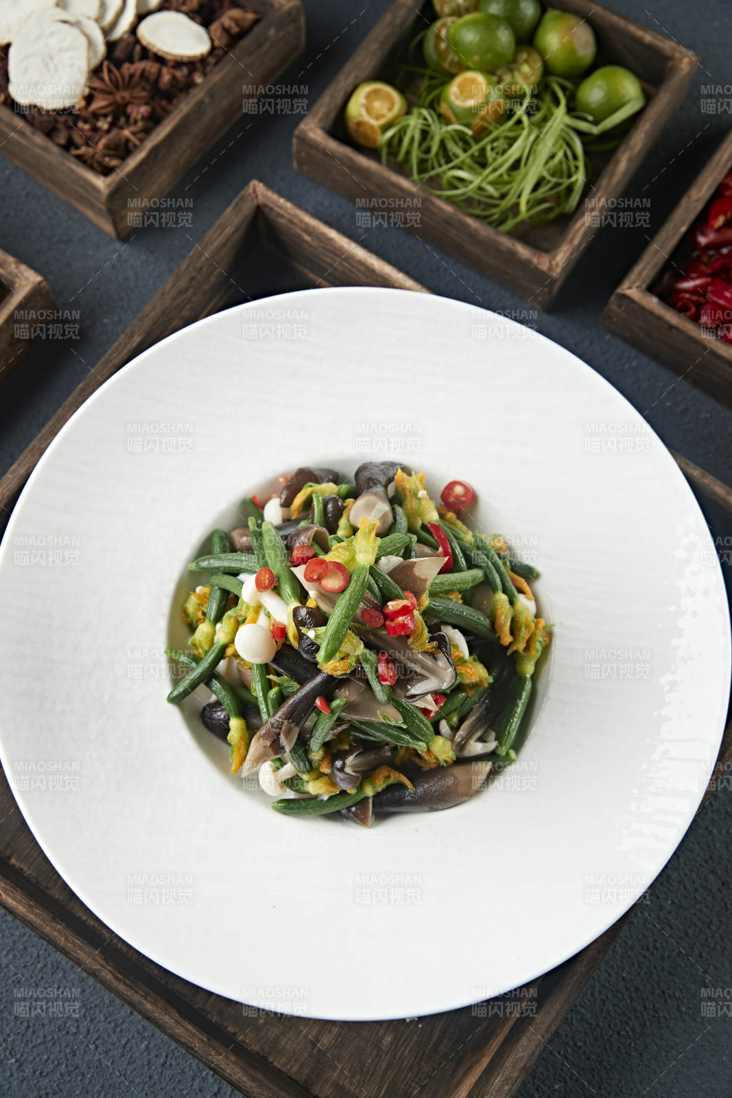 黄瓜仔海鲜菇炒鸡枞菌