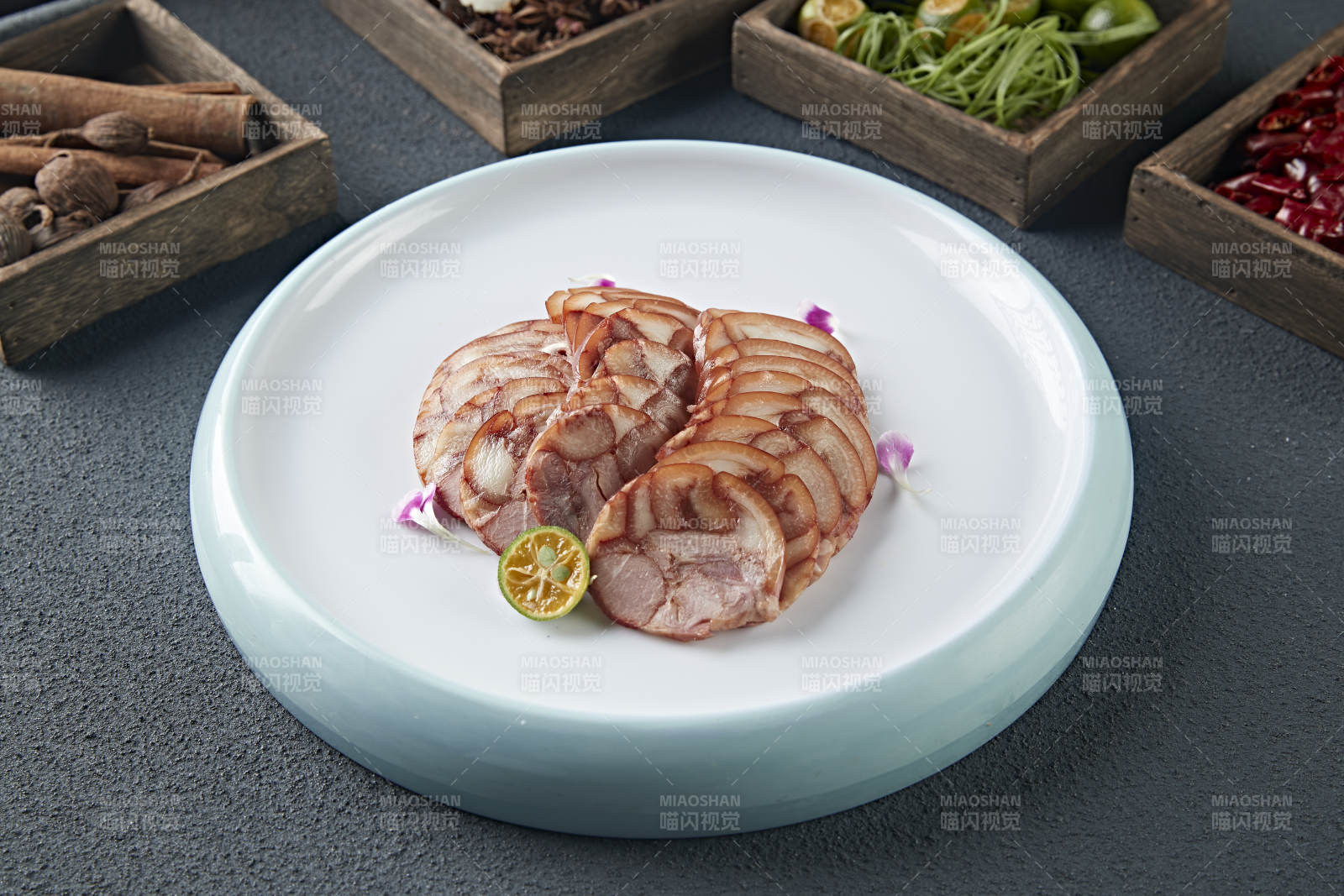 烟熏卤味压肘花卷切片