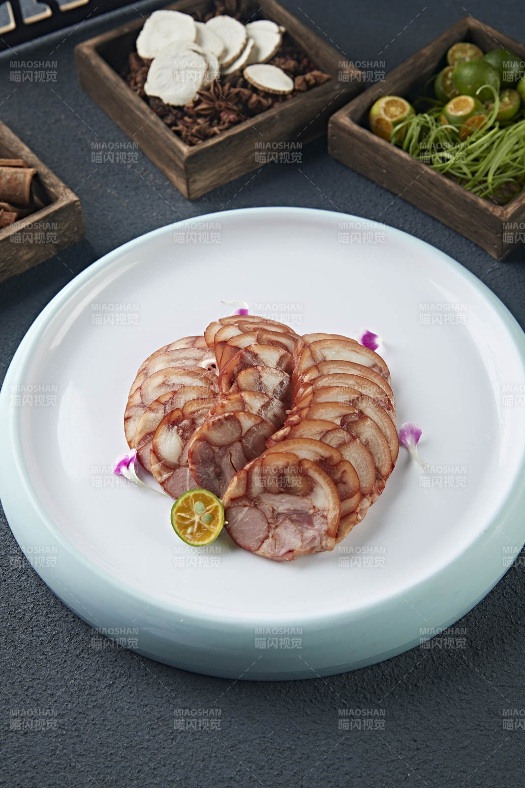 烟熏卤味压肘花卷切片