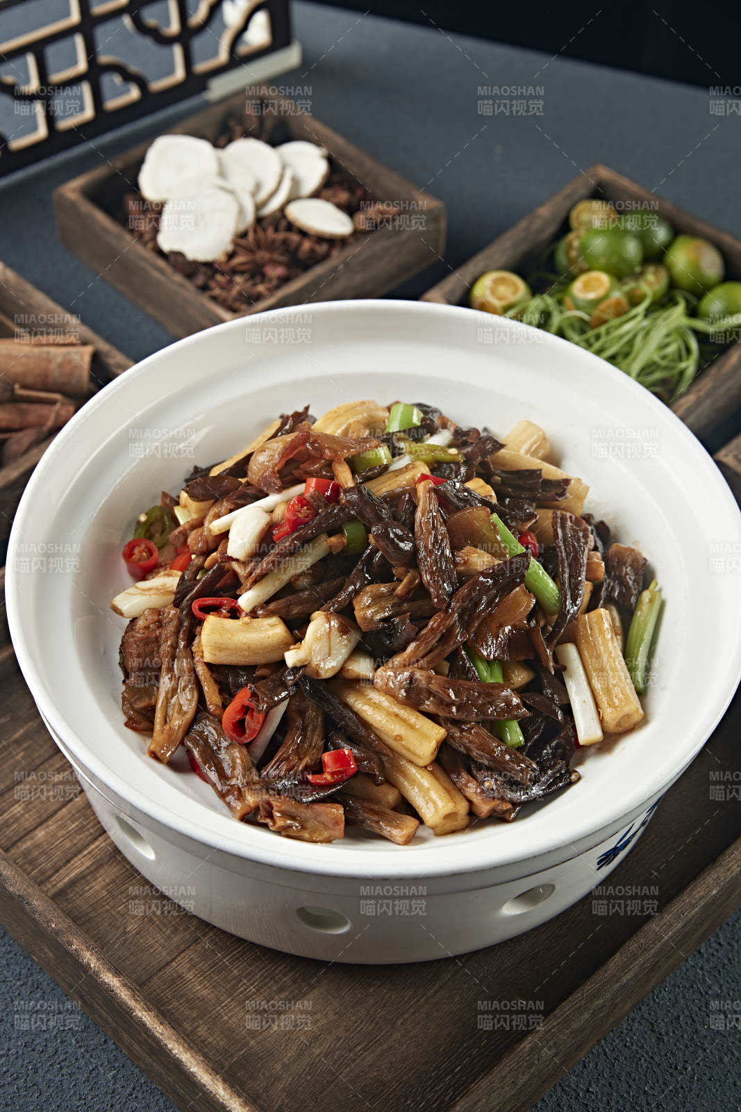 蒜子米椒五花肉炒松蘑粗粉條