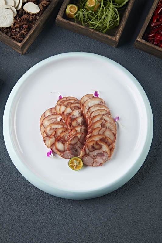 烟熏卤味压肘花卷切片